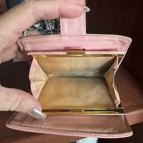 CHANEL Blush Pink Textured leather compact Wallet - Picture 5 of 5
